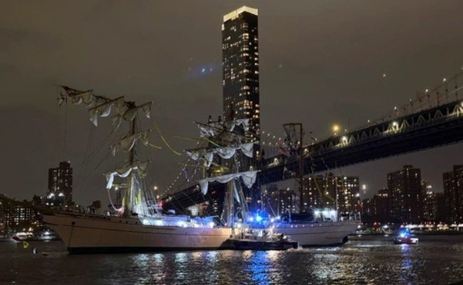 Mexican tall ship strikes Brooklyn Bridge, snapping masts, injuring sailors